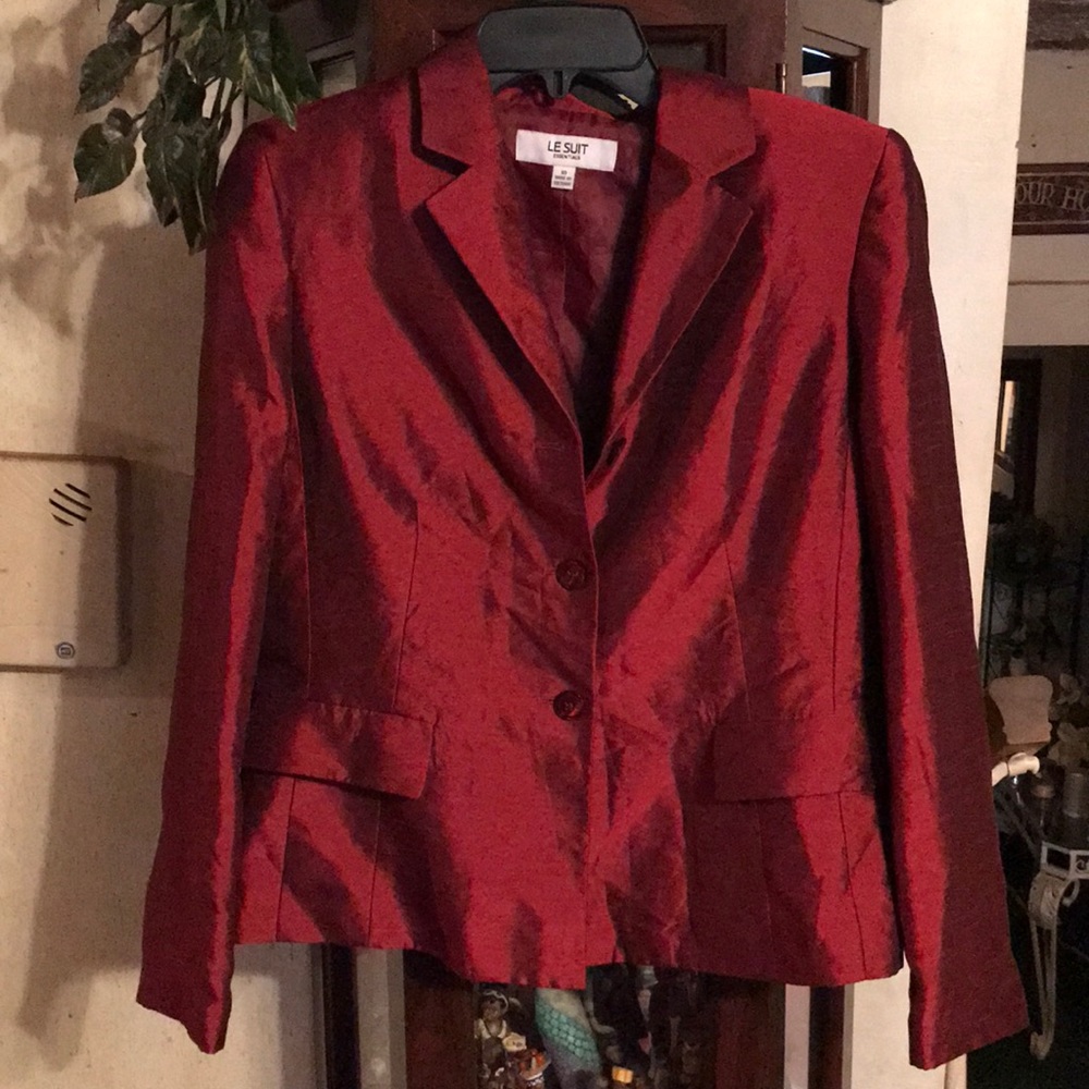 Two piece suit by Le Suit sz 10 color is ruby red